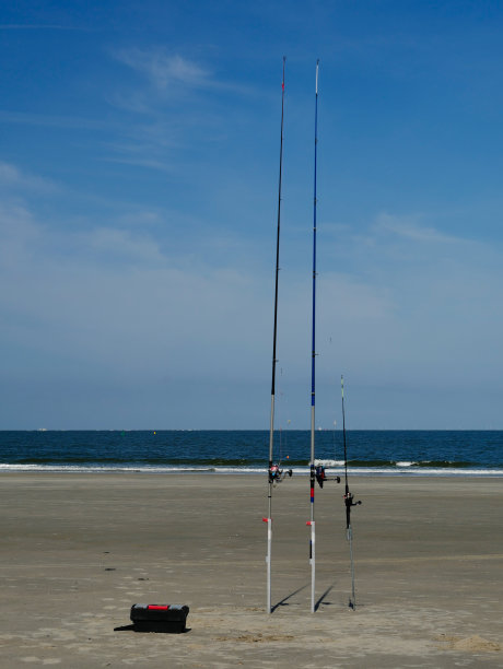 在沙滩上钓鱼图片下载