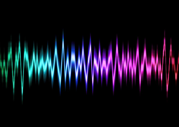 抽象的彩虹光波形和黑色背景图片下载