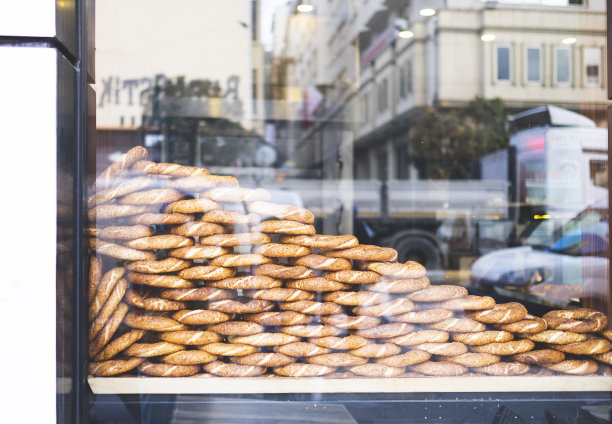 伊斯坦布尔一家面包店的橱窗后面是土耳其百吉饼。图片下载