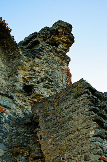 博纳山古克雷门茨城堡防御石墙遗址详图。蓝色的天空背景。风景优美的春天的日落。旅游和旅游概念。Kremenets, Ternopil省，乌克兰图片下载