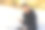 一个皮肤黝黑的男孩在公园里等着，手里拿着手机写着一条信息，他微笑着看了看向他走来的女孩，眼睛里闪烁着光芒图片下载