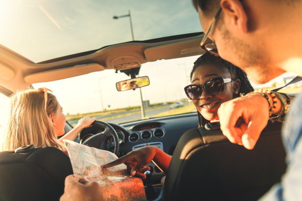 三个最好的朋友在车里享受假期旅行。图片下载