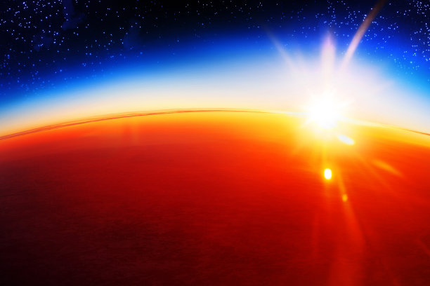 宇宙日落景观，地球地平线上的宇宙日出，星星，深蓝色的天空，亮黄色的太阳光线，红色的太阳光束，太阳耀斑，天体外太空景观，外星星系图片下载