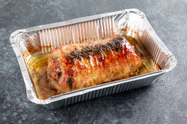 小牛肉卷塞满碎牛肉和香草在一个石头的背景图片下载