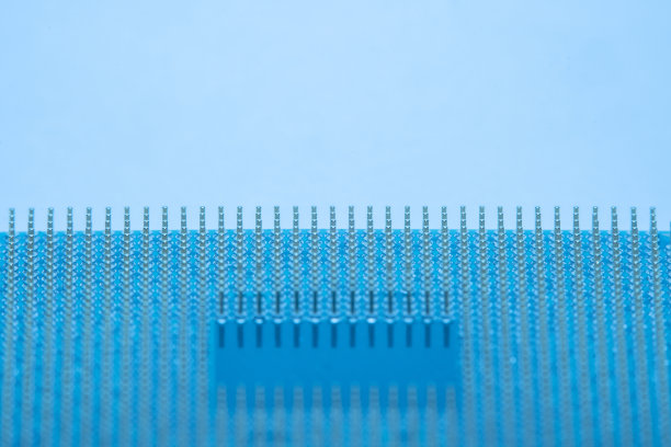 在高倍放大下软聚焦微处理器的一个部分的特写。在科技蓝光下显微镜下的电脑部件的细节。图片下载