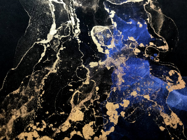 金色和蓝色油漆流体艺术上的黑色背景。星云星系闪抽象画。石头纹理。图片下载