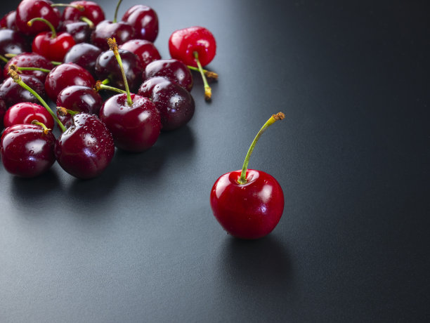 最佳樱桃组中选择最佳樱桃，最佳水果选择概念图片下载