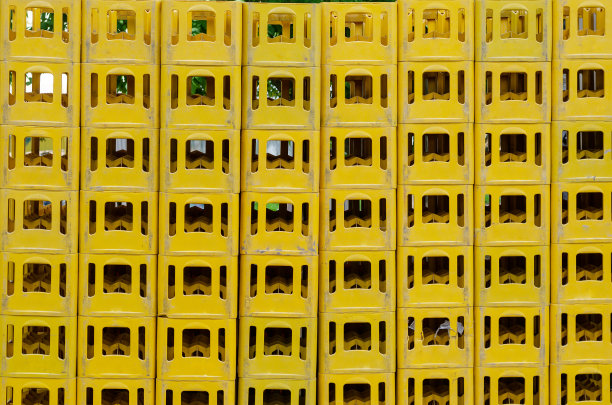 黄色可堆叠塑料瓶盒。很多用过的空玻璃集装箱箱。图片下载