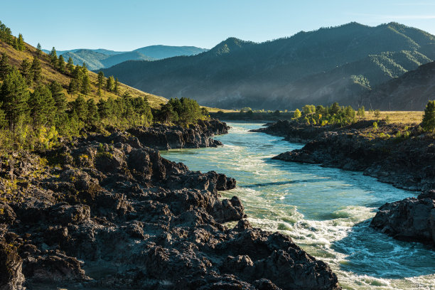 日落时分的山河。岩石海岸森林和地平线上的山脉。阿尔泰图片下载