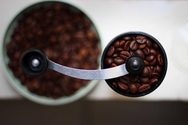 烘烤咖啡豆和咖啡研磨机图片下载