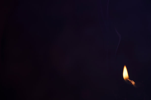 点燃火柴，在摄影棚里熄灭后，用彩色的箔纸在闪光灯前拍照图片下载