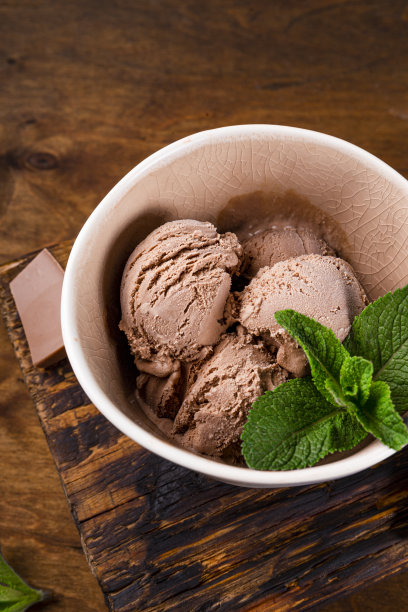 自制巧克力冰淇淋球与薄荷碗近距离垂直照片与软焦点图片下载