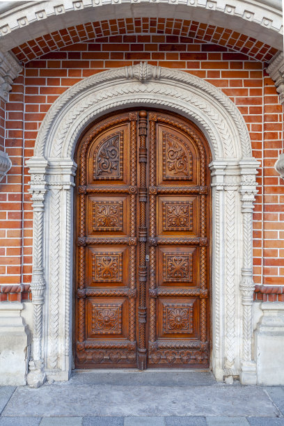 雕花木门的一个古老的建筑与华丽的图案图片下载