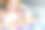 小女孩坐在桌前，玩着五颜六色的积木玩具。图片下载