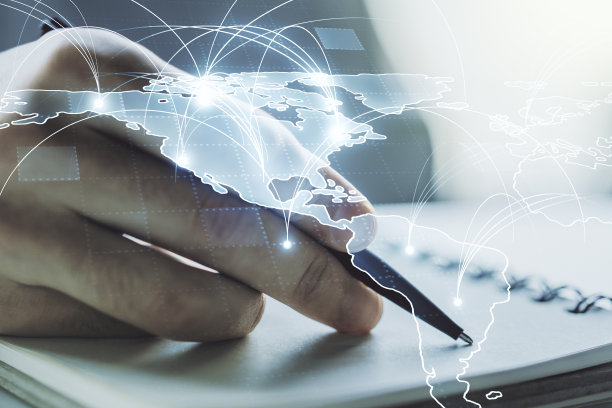 背景、大数据、区块链概念的双重曝光与连接的抽象数字世界地图和手写记事本图片下载