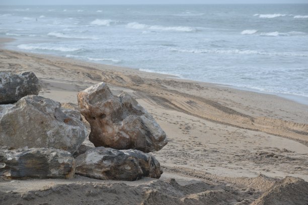 大海滩上的岩石图片下载