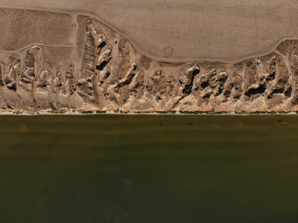 在第聂伯河河口和黑海附近的高粘土山、岩石和山丘上俯瞰。斯坦尼斯拉夫，科尔森地区的大峡谷。图片下载