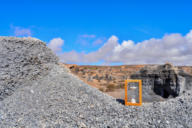 干燥沙漠中的物体图片下载