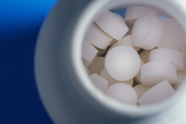 瓶中白色药丸的特写俯视图图片下载