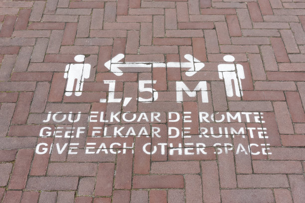 街道上的社交距离标志图片下载