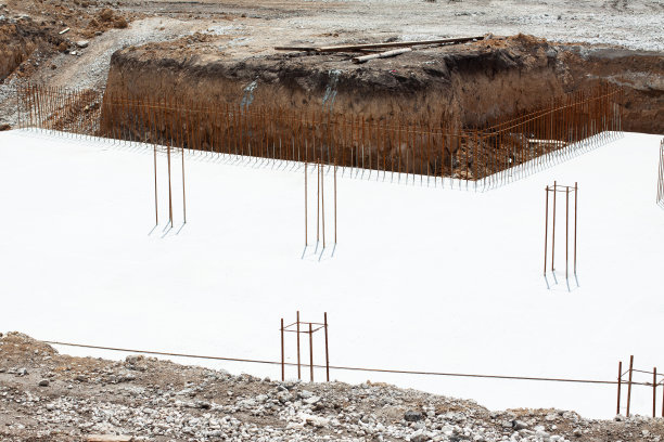 建筑基础施工时，钢筋从混凝土中伸出图片下载