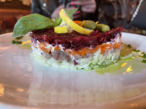 鲱鱼沙拉与甜菜特写图片下载