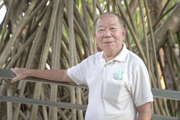 在公园里微笑的亚洲老人的肖像。图片下载