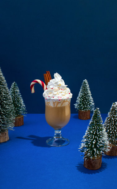 蛋奶酒，热巧克力或奶油拿铁，肉桂棒和拐杖糖图片下载