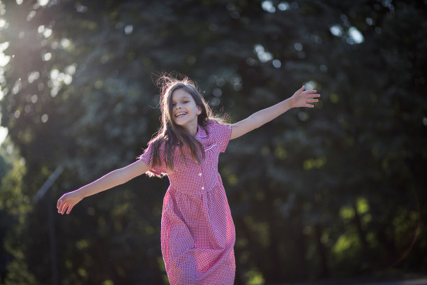 快乐的小女孩享受大自然。图片下载