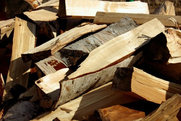 一堆天然原木的抽象照片。背景。为冬天砍柴。纹理。壁炉用的木头。桦树董事会。Macrosymka。本空间图片下载