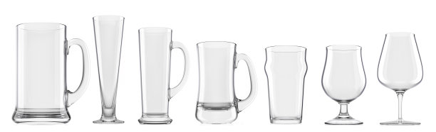 一组空啤酒杯孤立在白色背景。图片下载
