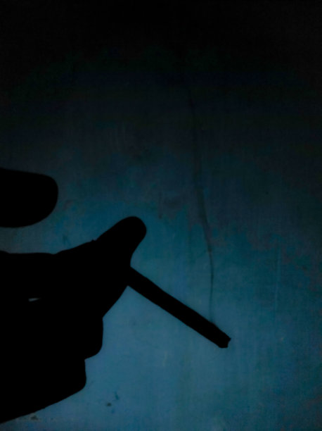 蓝色背景上吸烟的插图图片下载