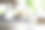 在厨房里往玻璃杯里倒牛奶图片下载