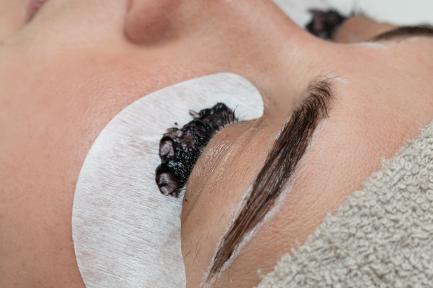 在美容院用指甲花给眉毛和睫毛染色。图片下载