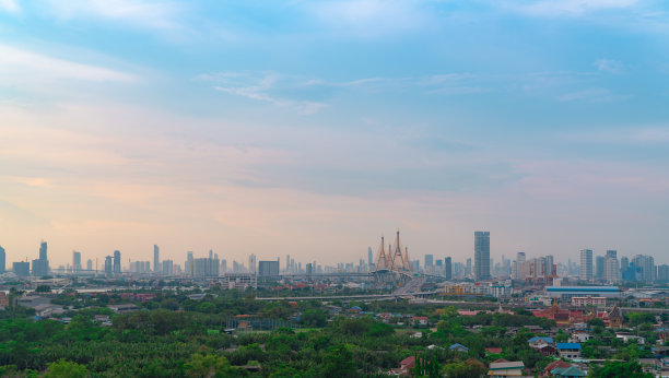 曼谷现代建筑与高速公路和社区的城市景观。汽车在高架桥上行驶。摩天大楼的建筑。绿树在城市。城市生活的氧气。环保的城市。城市的天际线。图片下载