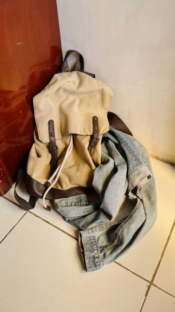 一件蓝色的夹克和一个帆布包图片下载