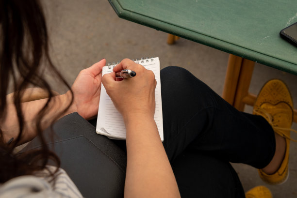 一位年轻的女记者在新闻发布会上做记录图片下载