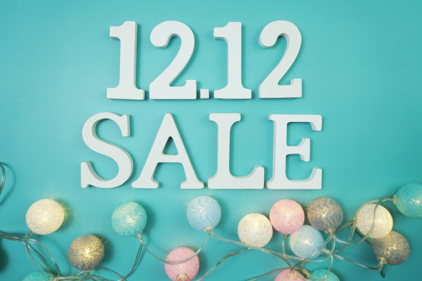 12.12销售字母与LED棉球在蓝色背景图片下载