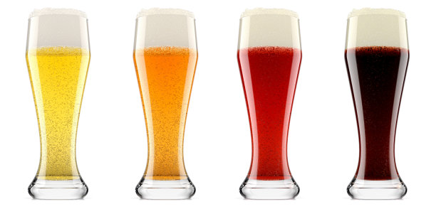 一套新鲜的啤酒与泡沫隔离在白色的背景。图片下载