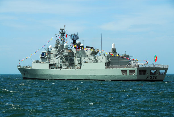 葡萄牙海军护卫舰NRP Vasco da Gama停泊在葡萄牙塞图巴尔的Sado河图片下载