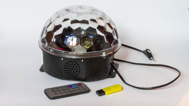 带有明亮灯泡的展示灯，可以在天花板和墙壁上创造明亮的灯光，用于迪斯科和在家跳舞图片下载