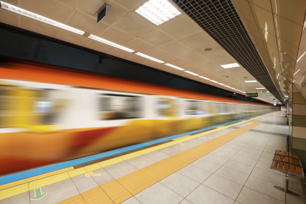 地铁开了，没有人在车站图片下载