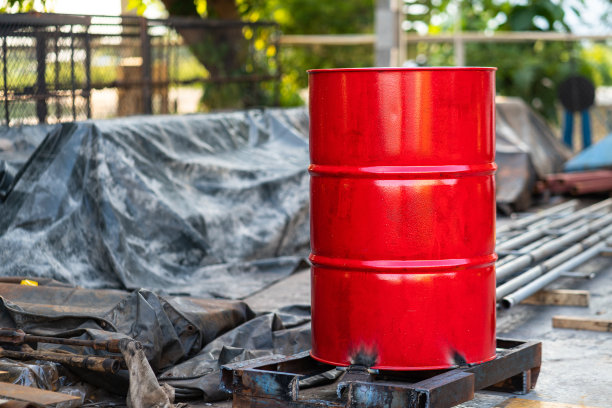 一种红色的化学品或润滑油桶容器。图片下载