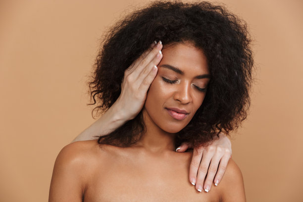 美丽裸非洲女人摆姿势闭上眼睛图片下载