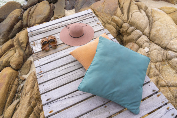 在海边的木桥上放松图片下载