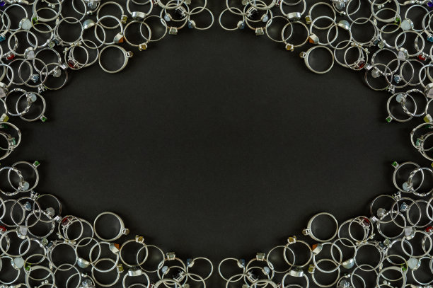 深灰色的珠宝横幅。镶有手工宝石的银戒指。图片下载