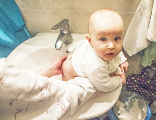 在水槽里给婴儿洗澡图片下载