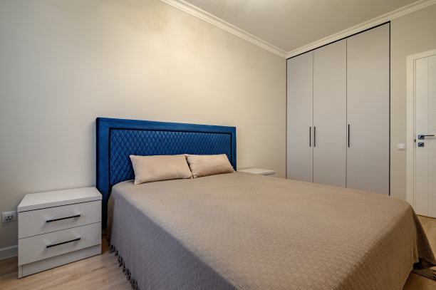 米色现代卧室内饰有双人床图片下载