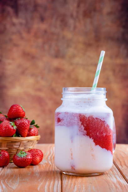 健康的粉色草莓奶昔，装在玻璃罐子里图片下载
