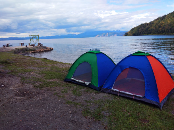 在多巴湖岸边露营图片下载